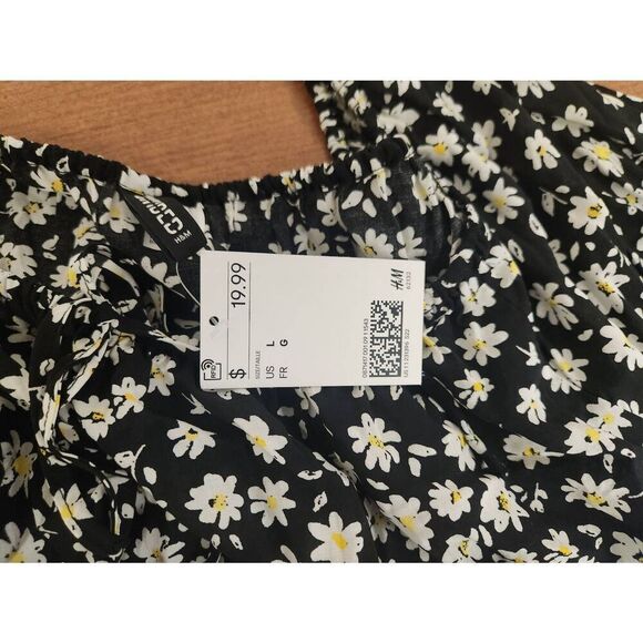NWT H&M Divided LARGE Black and white Cropped Of Shoulder Floral Top - Picture 6 of 7